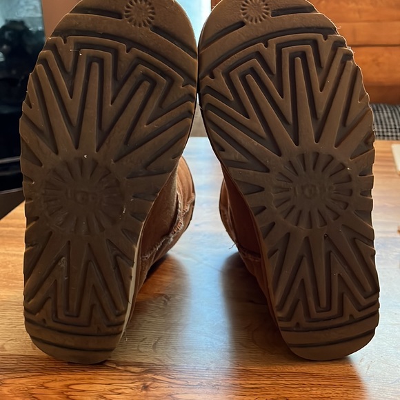 UGG Classic Short Boots - Picture 3 of 5